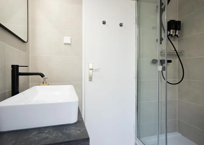 Appartamento Spacious In Prime Location With Queen Bed