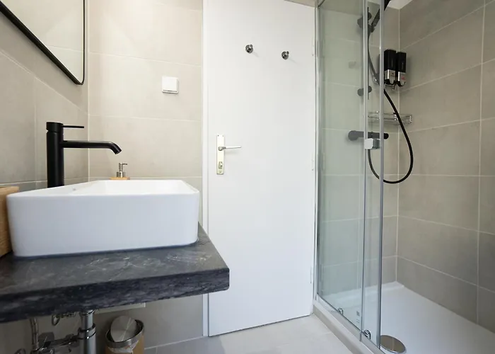 Spacious In Prime Location With Queen Bed *