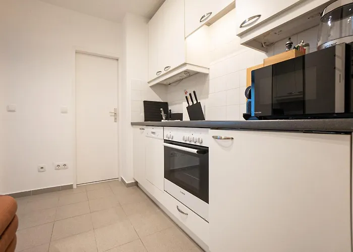 Spacious In Prime Location With Queen Bed Appartamento *